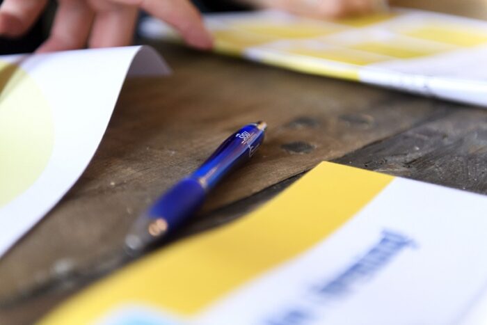 En penna från SISU inför en kurs i ledarskap och utveckling i ideella idrottsföreningar den 20 april 2017 i Göteborg.