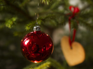 161223 En julgran med en pepparkaka och en julgranskula i står redo dagen innan julafton den 23 december 2016 i Växjö.