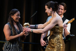 Bodil Frick tar emot pris på Kampsportsgalan