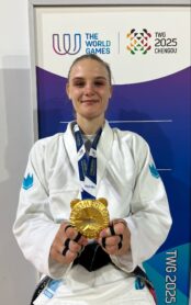 Bild på Astrid Schölin som håller i sitt world games guld