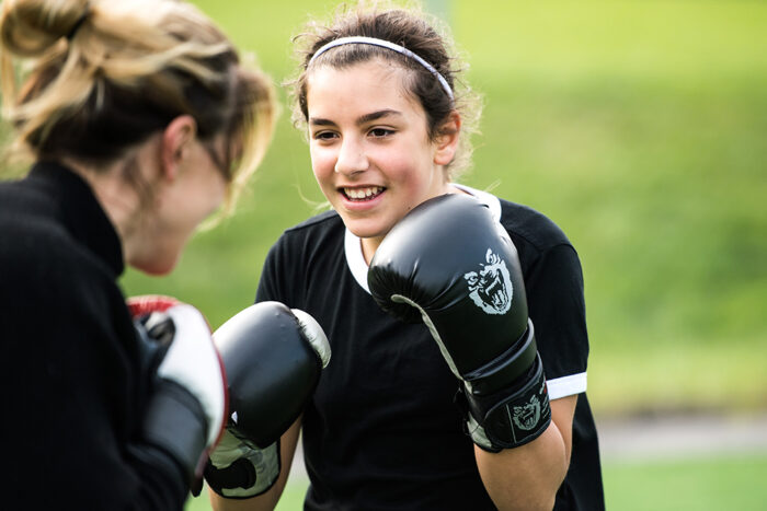 Nora Lahmer provar kampsport under idrottens dag på Rosenholm. Arrangerat av Blekinge idrottsförbund och SISU den 30 september 2017 i Karlskrona.